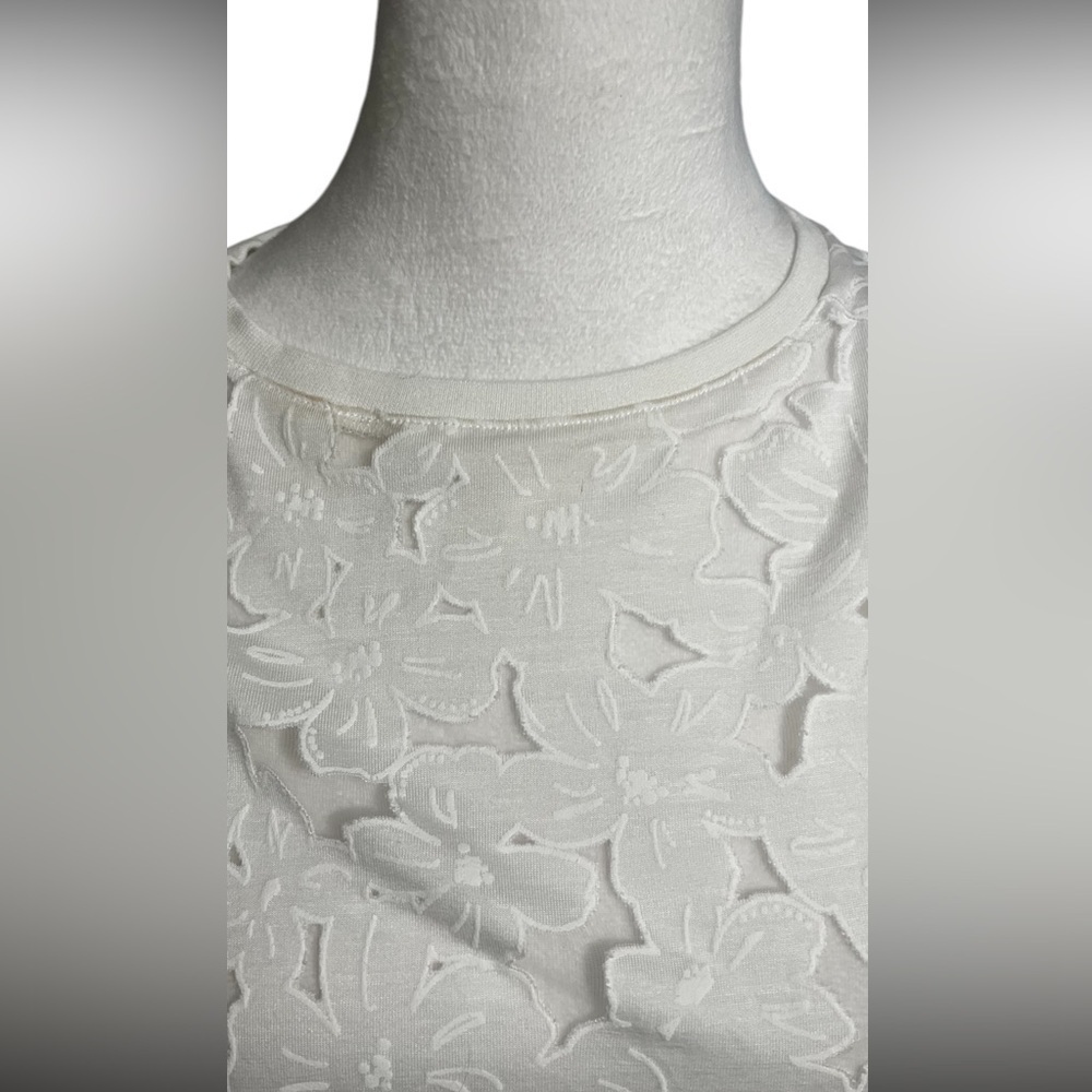 TED BAKER Women Sleeveless Crew Neck
ERICAH Floral BURNOUT White Vest oversized - Picture 11 of 15
